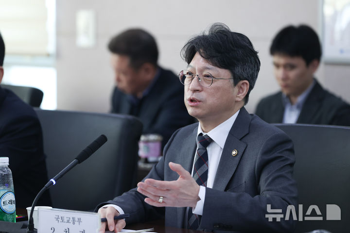 국토 2차관 "고유가에 부담 커진 교통·물류업계 지원책 강구" 