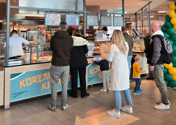 [서울=뉴시스] 독일 글로버스가 운영하는 에쉬본(Eschborn) 지역 하이퍼마켓 푸드코트에 오픈한 더본코리아 한식 코너 2호점(사진=더본코리아) *재판매 및 DB 금지