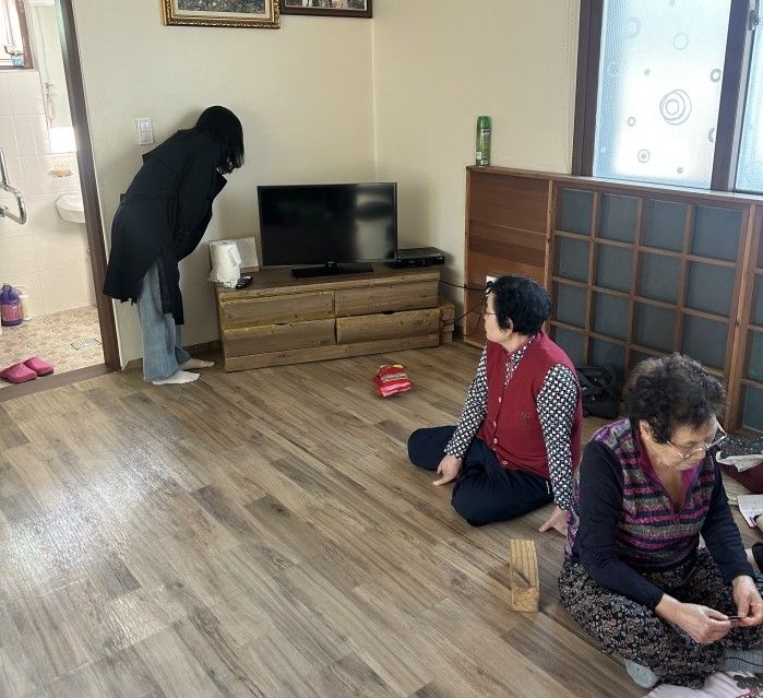 [밀양=뉴시스] 읍면동 행정복지센터 담당 직원이 관내 경로당을 방문해 생활가전의 노후도 및 고장 여부를 확인하고 있다. (사진= 밀양시 제공) 2026.03.24. photo@newsis.com *재판매 및 DB 금지