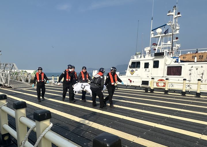 [통영=뉴시스] 신정철 기자= 통영해양경찰서는 24일 오전 8시 20분께 경남 통영시 한산면 비진도 외항마을 동편 해안가에서 지난 22일 통영시 한산면 매물도 갯바위에서 실종된 A씨(69·남, 양산거주)의 시신을 발견했다. 사진은 통영해경이 A씨를 통영시내로 이송하고 있는 모습.(사진=통영해경 제공).2026.03.24. photo@newsis.com *재판매 및 DB 금지
