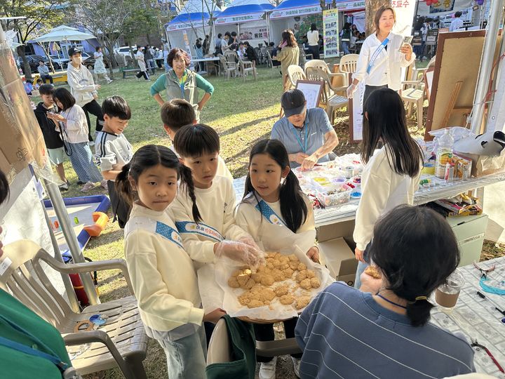 [통영=뉴시스] 신정철 기자= 경남 통영시는 2026년 통영창의마을학교 운영 사업 신청학교를 대상으로 서류 및 현장심사를 거쳐 21개 학교를 최종 선정, 시 홈페이지에 공고했다고 24일 밝혔다.사진은 지난해 창의마을학교 운영 모습.(사진=통영시 제공).2026.03.24. photo@newsis.com *재판매 및 DB 금지