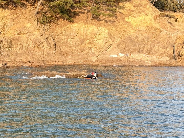 [태안=뉴시스] 태안해경이 지난 23일 오후 6시8분께 태안군 소원면 선창여 인근 갯바위에 고립됐던 낚시객을 구조보드를 이용해 구조하고 있다. (사진=태안해양경찰서 제공) 2026.03.24. photo@newsis.com *재판매 및 DB 금지