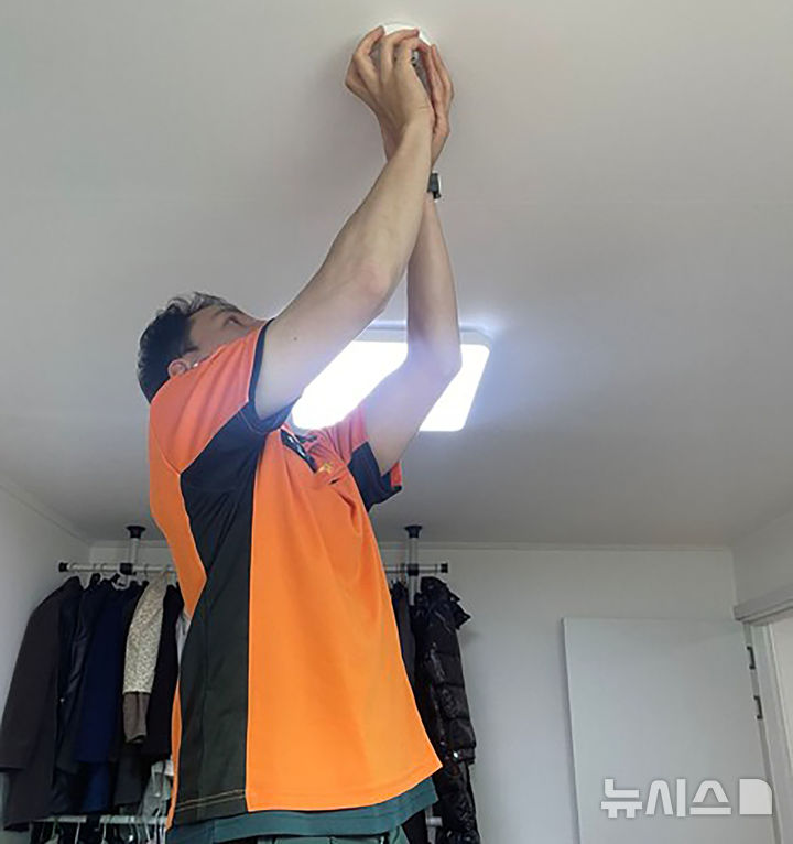 [성남=뉴시스] 소방관계자가 주택에 화재감지기를 설치하고 있다 (사진=성남시 제공) 2026.03.24.photo@newsis.com