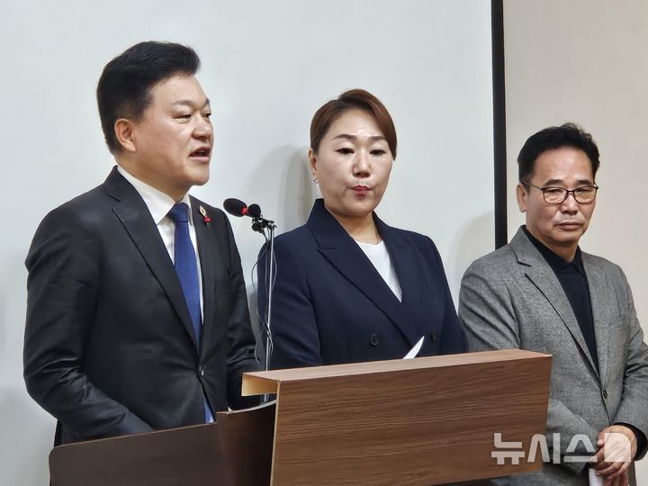[청주=뉴시스] 이도근 기자= 신용한(왼쪽부터) 더불어민주당 충북지사 예비후보와 공익제보자 강혜경·김태열씨가 24일 청주시 상당구 문화동 충북도청 브리핑룸에서 기자회견을 열어 명태균씨 고소에 대한 입장을 밝히고 있다. 2026.03.24. nulha@newsis.com