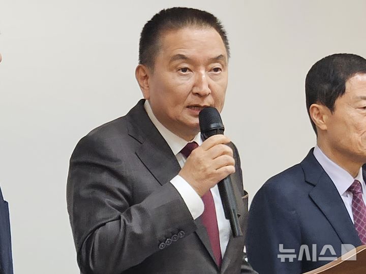 [청주=뉴시스] 기자회견하는 김영환 충북지사. (사진=뉴시스DB)