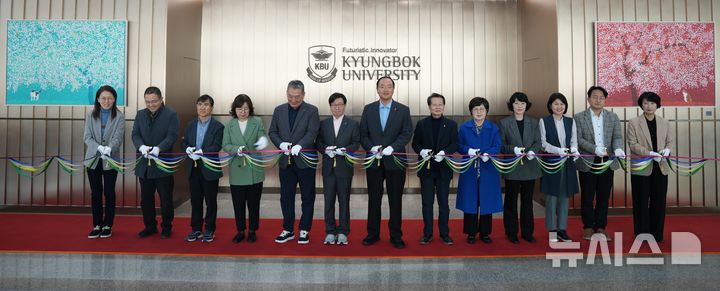 [포천=뉴시스] 성기혁 교수 작품 기증식. (사진=경복대학교 제공) photo@newsis.com