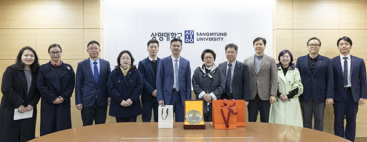 [서울=뉴시스] 상명대와 중국 절강공업대 지강학원 관계자들이 23일 간담회를 개최하고 단체 사진을 촬영하고 있다. (사진=상명대 제공) 2026.03.24. photo@newsis.com *재판매 및 DB 금지