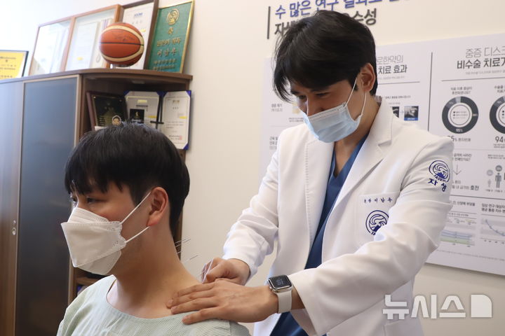 [서울=뉴시스] 급성 경항통 환자에게 의료진이 동작침법을 실시하고 있다.(사진= 자생한방병원 제공)&nbsp;&nbsp;&nbsp;&nbsp;&nbsp; 