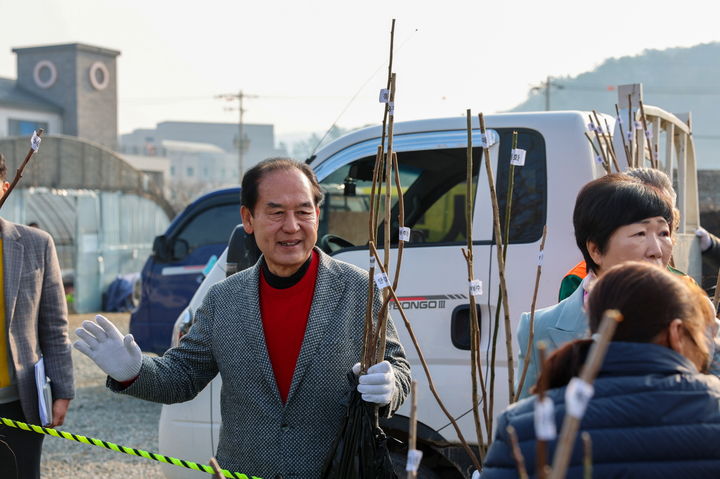 [진도=뉴시스]식목일 기념 '나무 나누어주기' 행사. (사진=진도군 제공) 2026.03.24. photo@newsis.com *재판매 및 DB 금지