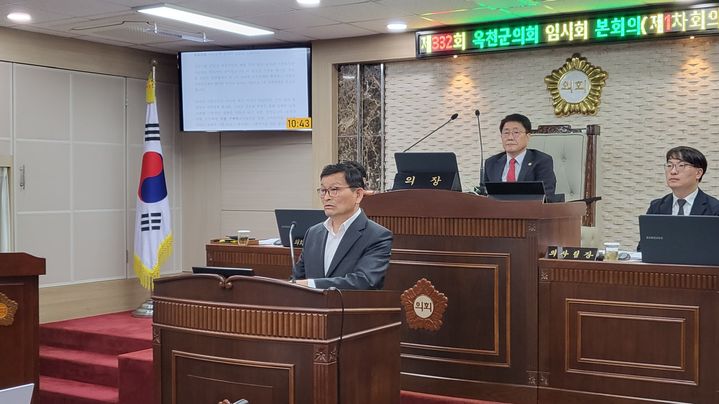 5분자유발언하는 송윤섭 옥천군의원 *재판매 및 DB 금지