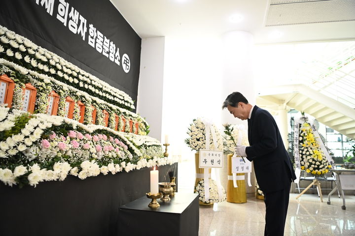 [대전=뉴시스] 김태흠 충남도지사가 24일 오전 대전시청에 마련된 대전 안전공업 화재 참사 합동분향소를 방문해 고인들의 명복을 빌었다. 2026.03.24 photo@newsis.com *재판매 및 DB 금지