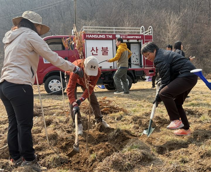 [대구=뉴시스] 대구지방환경청은 제81회 식목일을 앞둔 24일 경북 경주시 산내면 신원리 일원에서 '제81회 식목일 기념 나무 심기 행사'를 개최했다. (사진=대구지방환경청 제공) 2026.03.24. photo@newsis.com *재판매 및 DB 금지