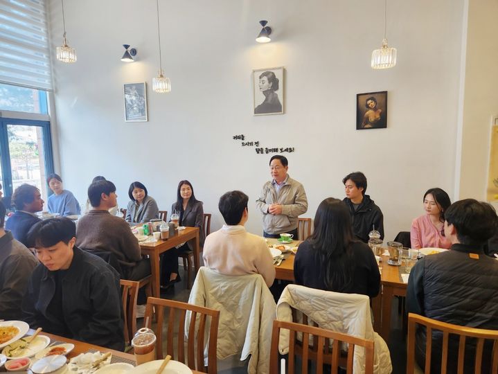 간담회에 참석한 주광덕 남양주시장이 신규 공무원들과 이야기를 나누고 있다. (사진=남양주시 제공) photo@newsis.com *재판매 및 DB 금지