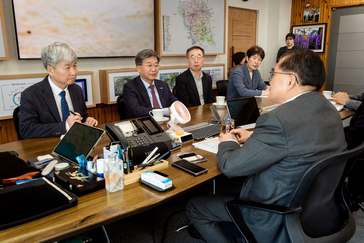 [서천=뉴시스] 조명휘 기자 = 김기웅 서천군수가 23일 강동진 한국해양과학기술원(KIOST) 부원장이 서해연구소 설립을 위한 방안을 논의하고 있다. (사진= 서천군 제공) 2026.03.24. photo@newsis.com *재판매 및 DB 금지