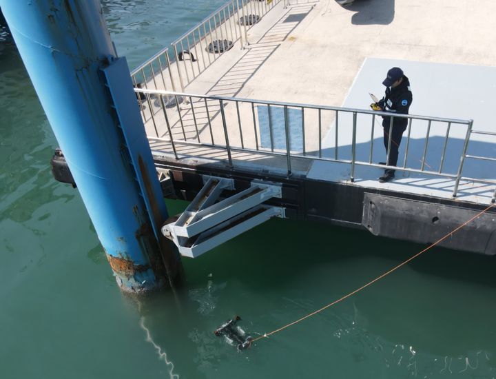  [여수=뉴시스] 한국해양교통안전공단(KOMSA) 여수운항관리센터 관계자가 수중 드론을 이용해 여객선 부잔교를 점검하고 있다. (사진=여수운항관리센터 제공) 2026.03.24. photo@newsis.com *재판매 및 DB 금지