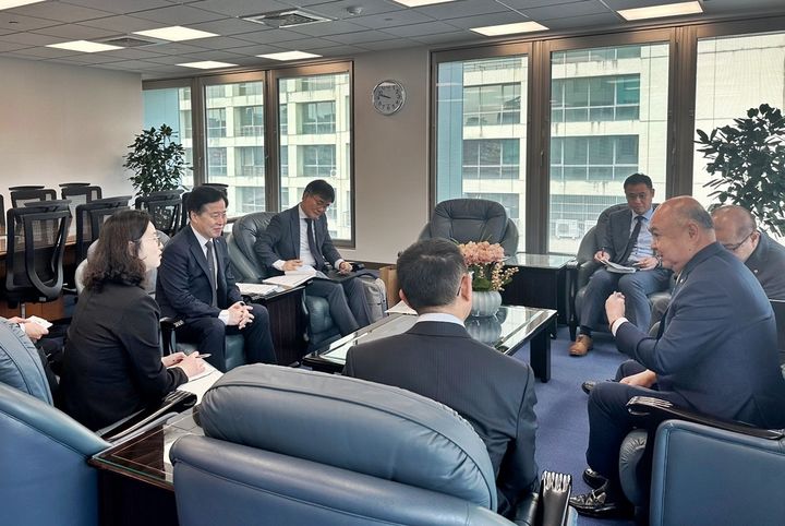 [인천=뉴시스] 이경규(왼쪽 두번째) 인천항만공사(IPA) 사장과 장옌이(맨 오른쪽) 에버그린 동사장이 인천항 포트세일즈 관련 회의를 하고 있다. (사진=인천항만공사 제공) 2026.03.24. photo@newsis.com *재판매 및 DB 금지