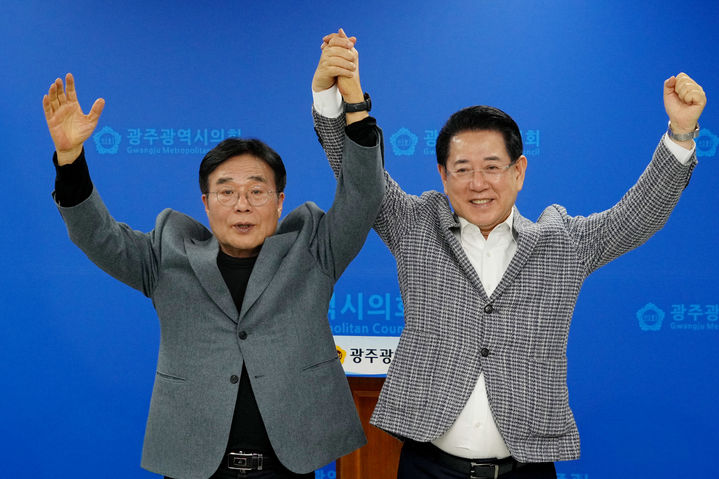 [광주=뉴시스] 송창헌 기자 = 초대 전남광주특별시장 더불어민주당 경선주자인 김영록 후보 캠프 총괄상임선거대책위원장으로 합류한 이병훈 민주당 호남발전특위 수석부위원장(왼쪽)과 김 후보가 24일 광주시의회 브리핑룸에서 원팀 구성에 합의한 뒤 두 손을 번쩍 들어 보이고 있다. (사진=김영록 후보 측 제공) 2026.06.24 photo@newsis.com&nbsp; *재판매 및 DB 금지