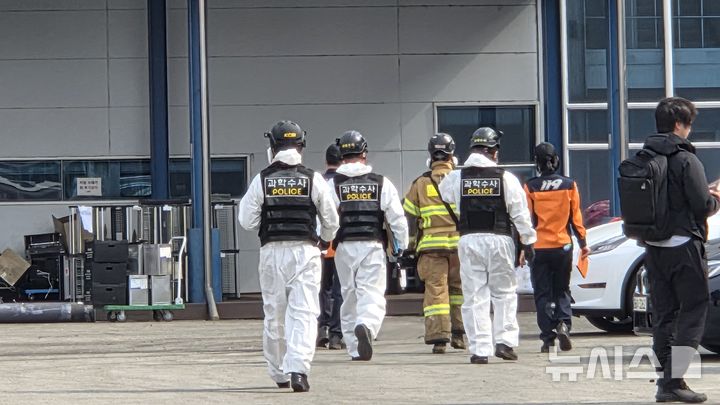 [대전=뉴시스] 송승화 기자= 경찰이 24일 오후 2시 50분부터 대전 대덕구 문평동 안전공업 공장 화재 현장에서 현장감식을 하기 위해 이동하고 있다. 2026.03.24 ssong1007@newsis.com