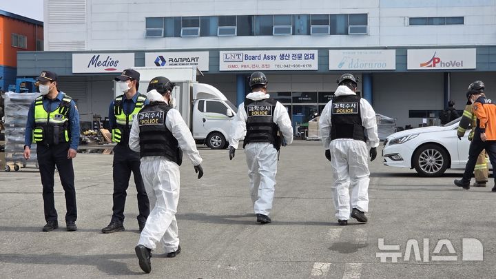 [대전=뉴시스] 송승화 기자=경찰이 24일 오후 2시 50분부터 대전 대덕구 문평동 안전공업 화재 현장에 대한 단독 현장 감식을 위해 현장으로 들어서고 있다. 2026.03.24 ssong1007@newsis.com