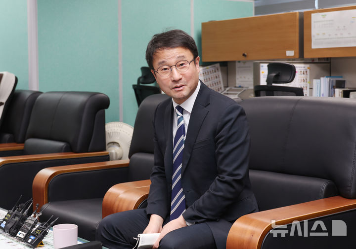 [전주=뉴시스] 김민수 기자= 한병도 더불어민주당 원내대표가 24일 전북자치도의회 기자실에서 간담회를 갖고 도민들에게 인사하고 있다. 2026.03.24&nbsp; *재판매 및 DB 금지