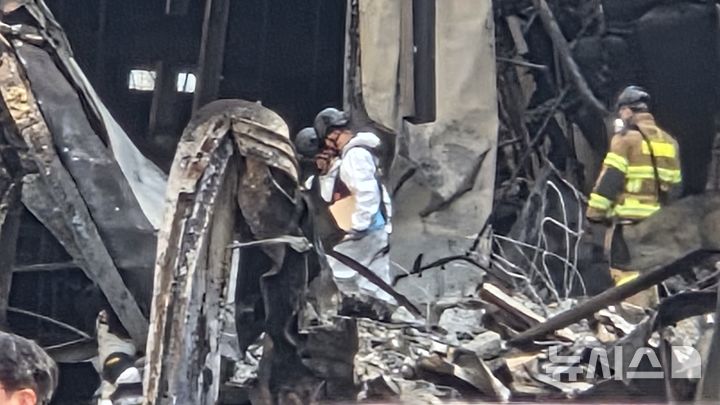 [대전=뉴시스] 송승화 기자=경찰이 24일 오후 2시 50분부터 대전 대덕구 안전공업 공장 화재 현장에 대한 합동감식을 시작하며 현장 잔해를 살피고 있다. 2026.03.24 ssong1007@newsis.com