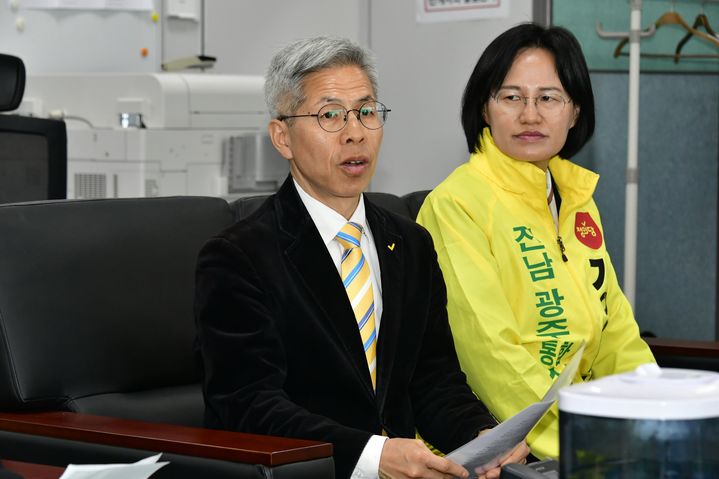 [광주=뉴시스] 송창헌 기자 = 정의당 권영국 대표(왼쪽)와 강은미 전 의원이 24일 광주시의회 기자실에서 정치부 기자들과 차담회를 열고 6월 지방선거와 7월 전남광주행정통합에 대한 입장을 밝히고 있다. (사진=정의당 제공) 2026.03.24. photo@newsis.com *재판매 및 DB 금지