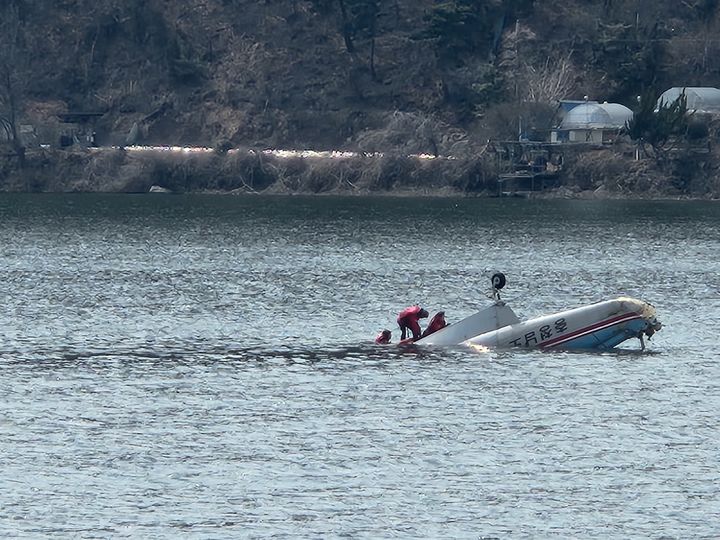 [천안=뉴시스] 24일 오후 1시30분께 천안시 입장면에서 산불진화 작업을 하던 충남도 임차 산불진화헬기가 저수지로 추락하는 사고가 발생했다. (사진=독자 제공) 2026.03.24. photo@newsis.com *재판매 및 DB 금지