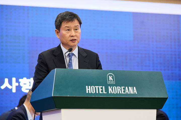 [서울=뉴시스] 박기덕 고려아연 이사회 의장이 24일 서울 코리아나호텔에서 열린 정기 주주총회를 진행하는 모습. (사진=고려아연) 2026.03.24 photo@newsis.com  *재판매 및  DB  금지 *재판매 및 DB 금지