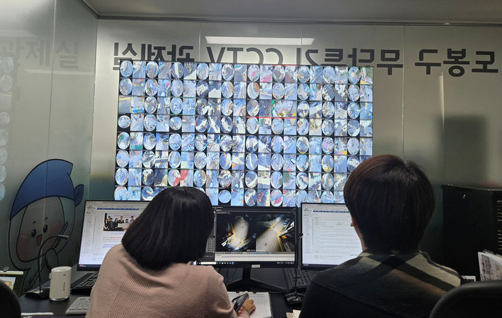 [서울=뉴시스] 도봉구 무단투기 전문 모니터링 요원이 고성능 무단투기 폐쇄회로를 분석하고 있다. 2026.03.24. (사진=도봉구 제공) *재판매 및 DB 금지