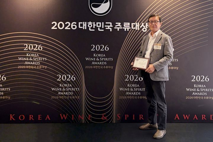 [예천=뉴시스] ㈜착한농부에서 생산하는 특산주 '춘희(春姬)'가 '2026 대한민국 주류대상'에서 우리술 증류주 부문 대상을 수상했다. ㈜착한농부 관계자가 수상하고 있다. (사진=예천군 제공) 2026.03.24. photo@newsis.com *재판매 및 DB 금지