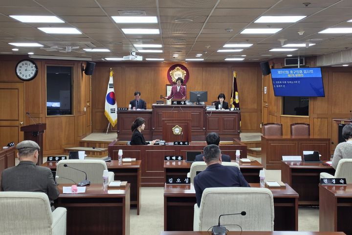[대구=뉴시스] 이상제 기자 = 대구 중구의회는 24일 제312회 임시회 제2차 본회의를 열고 '김동현 의원 징계요구의 건'을 상정해 투표를 진행했다. 2026.03.24. king@newsis.com *재판매 및 DB 금지