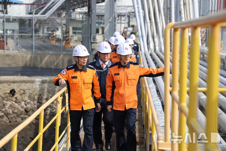 [인천=뉴시스] 임원섭 인천소방본부장(앞줄 오른쪽부터)과 김현 인천중부소방서장 등이 한일탱크터미널 인천사업소에서 위험물 안전관리 실태를 점검하고 있다. (사진=인천소방본부 제공) 2026.03.24. photo@newsis.com