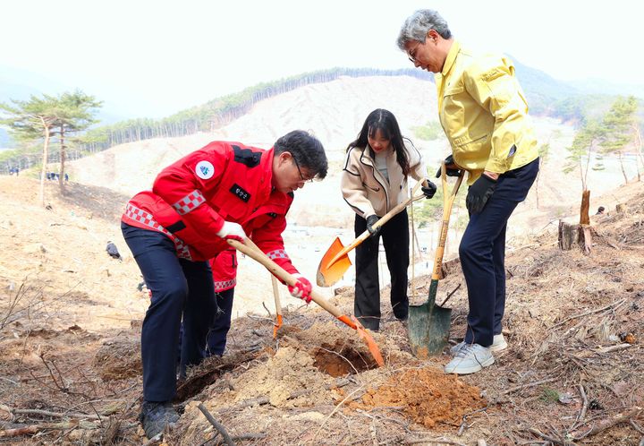[함양=뉴시스] 함양군 제81회 식목일 나무심기 행사 개최 (사진=함양군 제공) 2026. 03. 24. photo@newsis.com *재판매 및 DB 금지