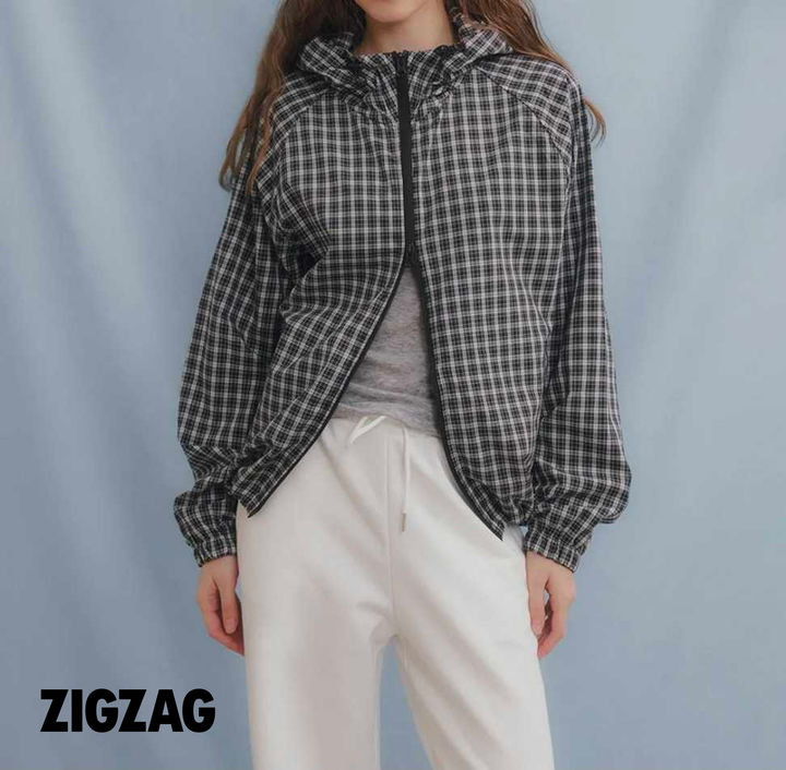 [서울=뉴시스] 지그재그에 입점한 스파오 여성 체크 후드 윈드브레이커 (사진=카카오스타일 제공) *재판매 및 DB 금지