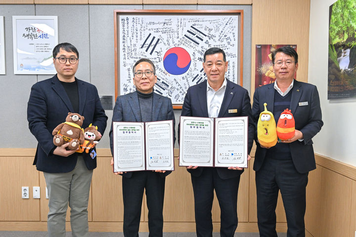 [공주=뉴시스] 최원철(왼쪽 두번째) 공주시장이 지난 23일 공주시청 상황실에서 김광용 ㈜투바앤 대표와 '2026 사백년 공주 인절미축제'를 널리 알리기 위한 업무협약을 맺은 후 관계자들과 기념 사진을 찍고 있다. (사진=공주시 제공) 2026.03.24. photo@newsis.com *재판매 및 DB 금지