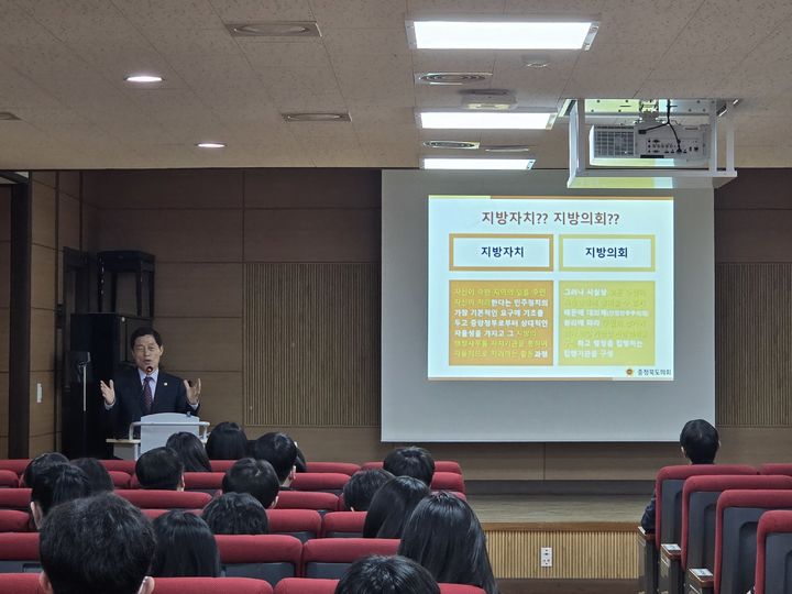 김현문 충북도의원이 24일 청주 주성중학교를 찾아 지방의회 기능을 설명하고 있다. *재판매 및 DB 금지