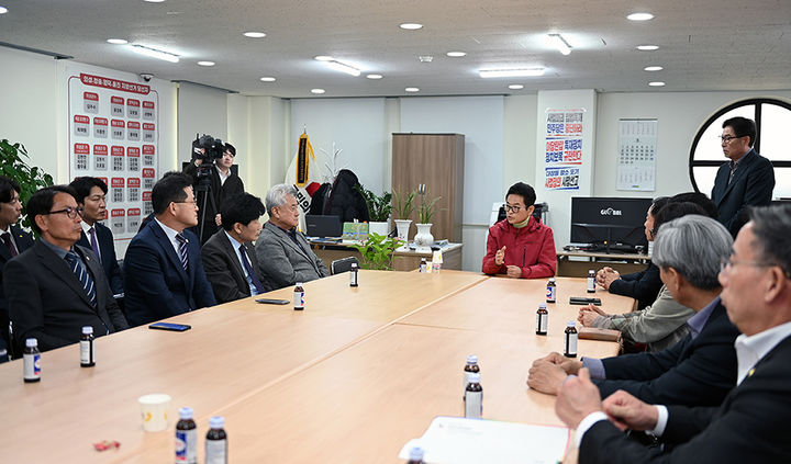 [안동=뉴시스] 이철우 경북지사 예비후보가 24일 의성당협 소속 군수 예비후보 선거사무소를 찾아 관계자들을 격려하고 있다. (사진=이철우 후보측 제공) 2026.03.24. photo@newsis.com *재판매 및 DB 금지
