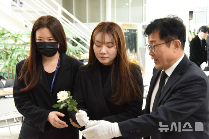 [대전=뉴시스] 최영민 기자 = 김예지 국민의힘 의원이 24일 오후 대전시청 로비에 마련된 안전공업 공장 화재 희생자 합동 분향소를 찾아 헌화하고 있다. 2026.03.24 ymchoi@newsis.com