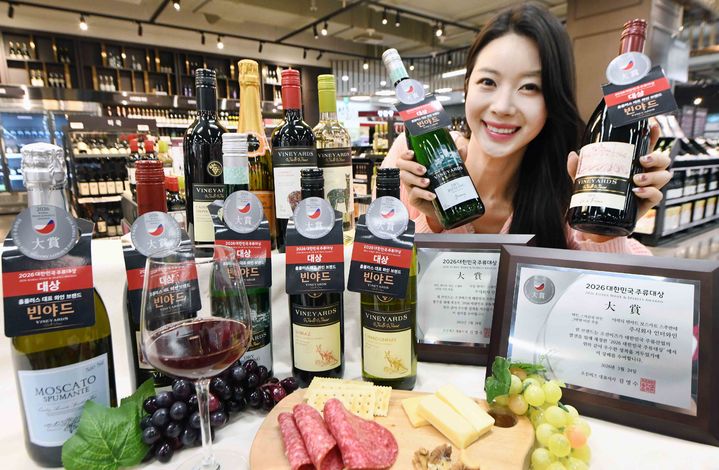 [서울=뉴시스] 모델이 서울 등촌동 '홈플러스 메가 푸드 마켓 라이브' 강서점에서 '2026 대한민국 주류대상'을 수상한 홈플러스 대표 와인 브랜드 '빈야드'를 선보이고 있다. (사진=홈플러스 제공) 2026.03.25. photo@newsis.com *재판매 및 DB 금지