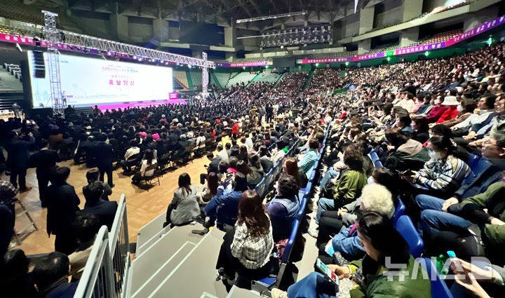 [부산=뉴시스] 원동화 기자 = 박형준 부산시장이 24일 부산 연제구 사직실내체육관에서 지난 5년을 돌아보는 시정보고회를 개최했다. 2026.03.24. dhwon@newsis.com