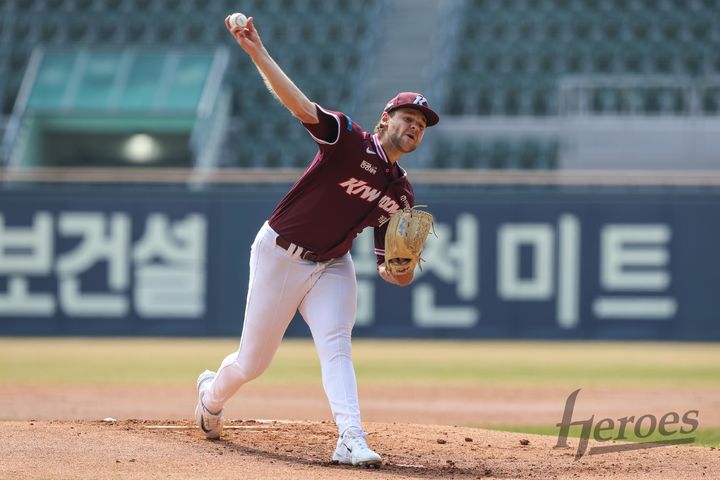 [서울=뉴시스] 프로야구 키움 히어로즈 네이선 와일스가 24일 서울 잠실구장에서 열린 2026 신한 쏠 KBO리그 시범경기 LG 트윈스전에 선발 등판해 공을 던지고 있다. (사진=키움 히어로즈 제공) 2026.03.24.