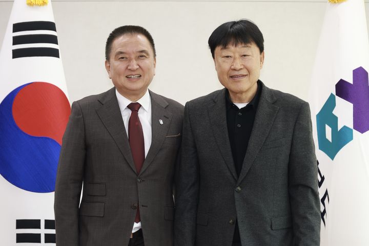 [청주=뉴시스] 김영환(왼쪽) 충북지사가 24일 청주시 상당구 문화동 충북도청 여는마당에서 김재박 전 프로야구 LG트윈스 감독과 충북형 돔구장 조성 간담회 후 기념촬영하고 있다. 2026.03.24. photo@newsis.com *재판매 및 DB 금지