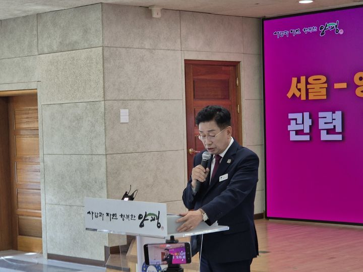 [양평=뉴시스]이호진 기자=전진선 양평군수가 24일 양평군청에서 긴급기자회견을 열고 서울-양평 고속도로 노선 관련 입장을 전달하고 있다. 2026.03.24. asake@newsis.com *재판매 및 DB 금지