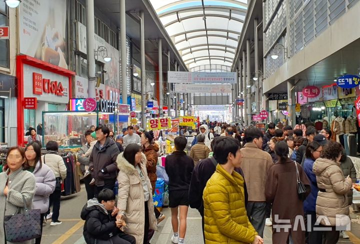 [포항=뉴시스] 송종욱 기자 = 포항 죽도 시장 전경. 2026.03.24. sjw@newsis.com 