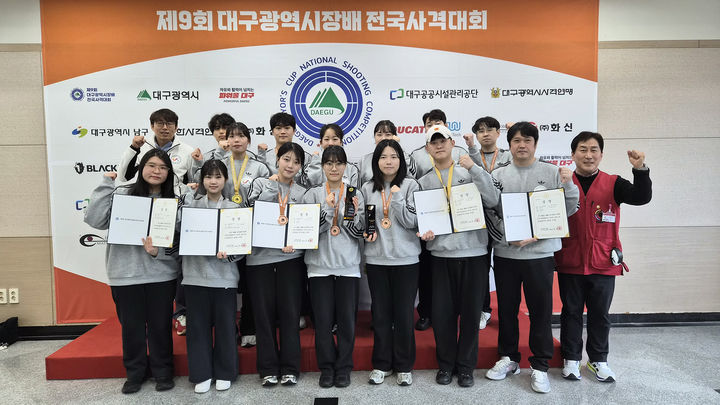 [서산=뉴시스] 지난 18일 서산시청 사격팀이 제9회 대구광역시장배 전국사격대회가 열린 대구국제사격장에서 메달 획득 기념 사진을 찍고 있다. (사진=서산시 제공) 2026.03.24. photo@newsis.com. *재판매 및 DB 금지