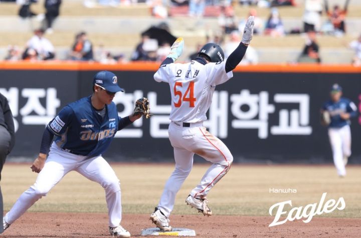 [서울=뉴시스] 프로야구 한화 이글스의 오재원이 24일 대전 한화생명볼파크에서 열린 2026 신한 쏠 KBO리그 시범경기 NC 다이노스전에서 2루 베이스를 밟고 있다. (사진=한화 이글스 제공) 2026.03.24.