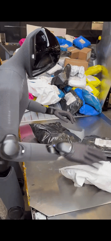 [서울=뉴시스]복잡한 물류 환경에서 스스로 판단하고 움직이는 능력을 갖춘 휴머노이드 로봇의 모습. 사진 X 캡처 *재판매 및 DB 금지 *재판매 및 DB 금지