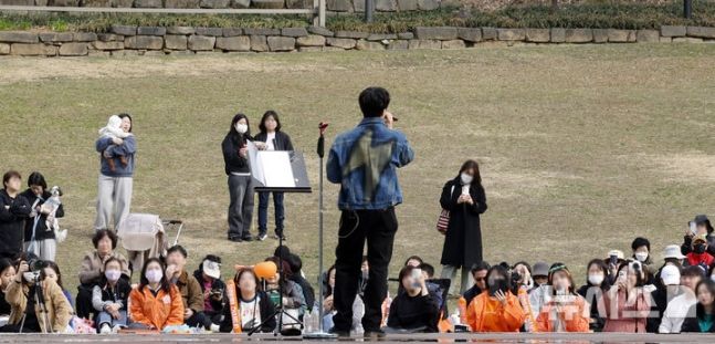 [서울=뉴시스] 김혜진 기자 = SNS 발언 논란과 전 매니저의 폭로로 논란을 이어가고 있는 신화 멤버 겸 배우 김동완이 24일 오후 서울 강동구 일자산 도시자연공원에서 신화 데뷔 28주년을 맞아 버스킹 공연을 하고 있다. 2026.03.24. jini@newsis.com *재판매 및 DB 금지