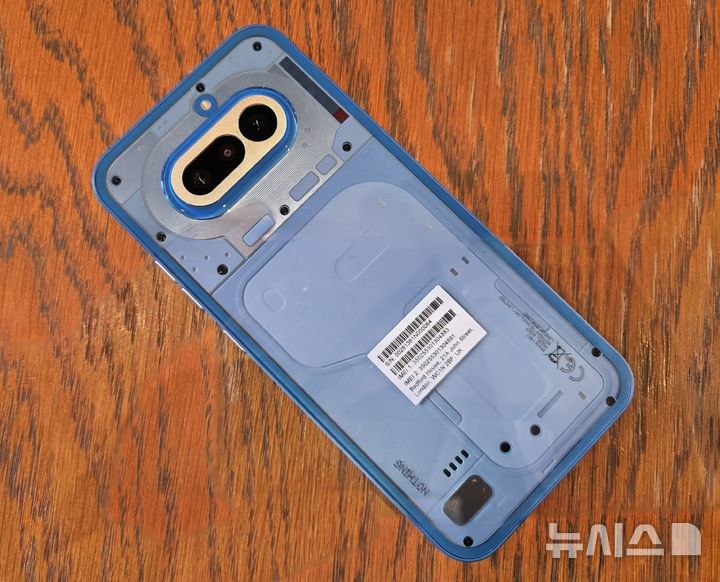 [서울=뉴시스]낫싱의 보급형 스마트폰 신작 '폰 (4a)'의 모습. (사진=윤현성 기자)