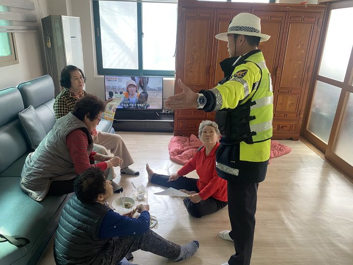 [광주=뉴시스] 광주 남부경찰서 교통안전 홍보 캠페인. (사진=남부서 제공) 2026.03.24. photo@newsis.com *재판매 및 DB 금지
